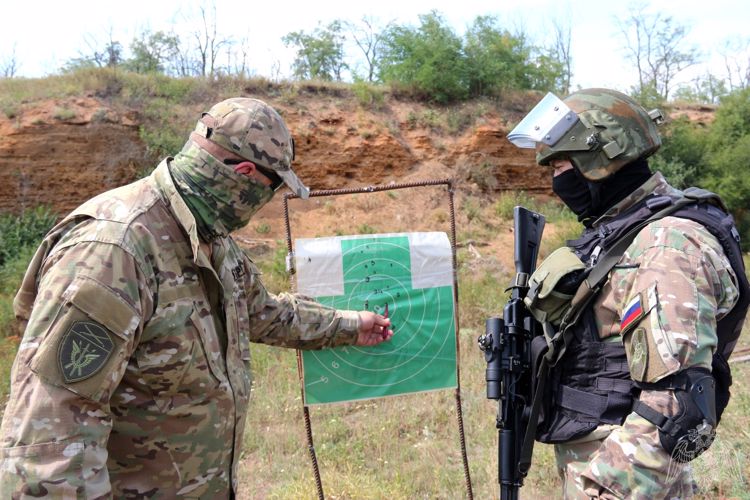 Сотрудники ростовского СОБР повысили уровень боевой подготовки в рамках комплексных занятий по стрельбе (видео)