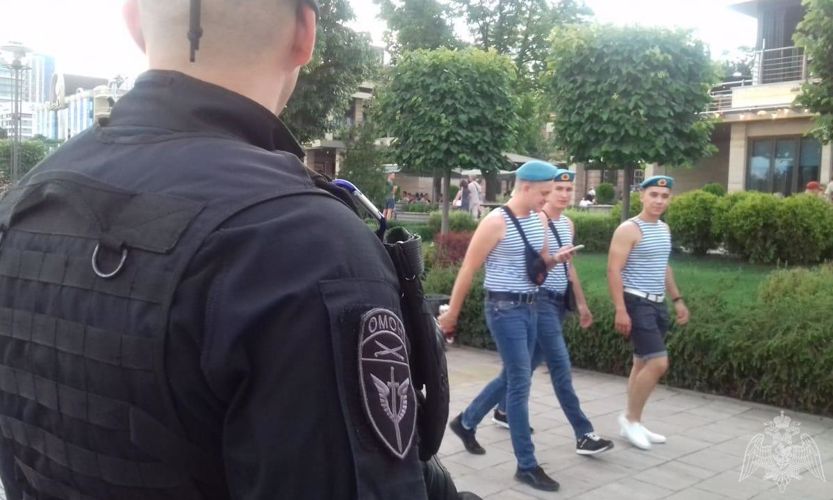 В Ростове-на-Дону росгвардейцы обеспечили охрану общественного порядка во время празднования Дня воздушно-десантных войск