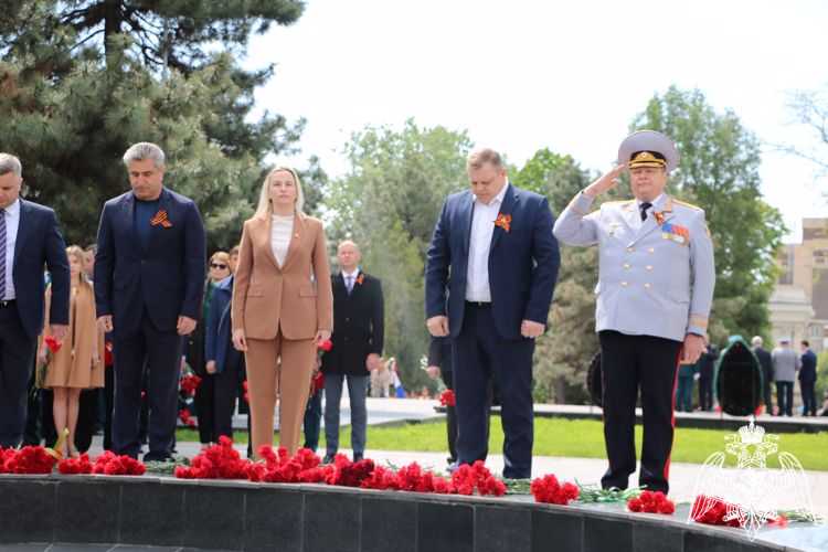 В Ростове-на-Дону представители Росгвардии возложили цветы к мемориалу «Павшим воинам»