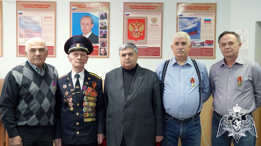 Росгвардейцы поздравили ветеранов вневедомственной охраны с юбилеем службы