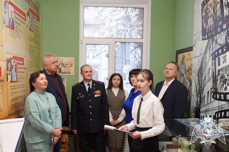 В Ростове-на-Дону офицер Росгвардии стал почетным гостем открытия школьного музея, посвященного истории Великой Отечественной войны