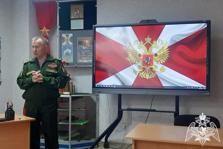 Ветеран Росгвардии провел урок мужества для старшеклассников в Ростовской области