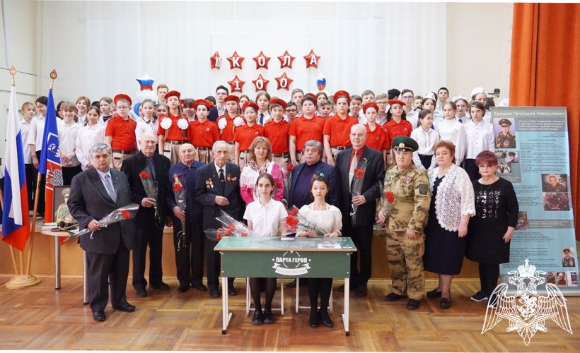 Презентация парты Героя России при участии ветеранов Росгвардии состоялась в ростовской школе 