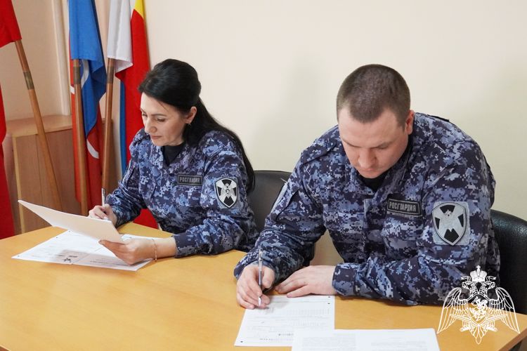 На вопросы «Диктанта Победы» ответили росгвардейцы в Ростове-на-Дону