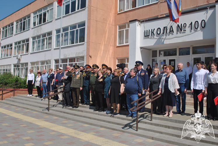 В ростовской школе № 100 открыли бюст Герою России генерал-полковнику Геннадию Трошеву