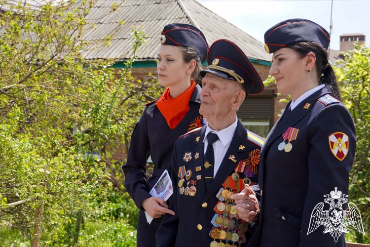 Росгвардейцы в Ростове-на-Дону поздравили с днем Победы ветерана Великой отечественной войны