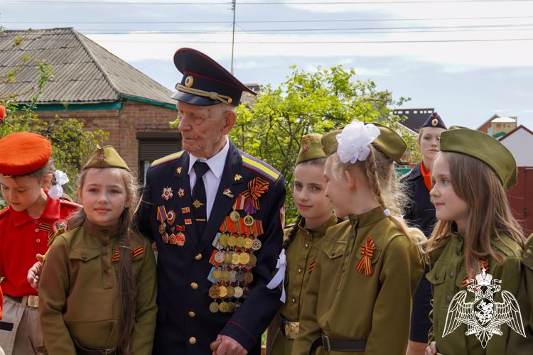 Росгвардейцы в Ростове-на-Дону поздравили с днем Победы ветерана Великой отечественной войны
