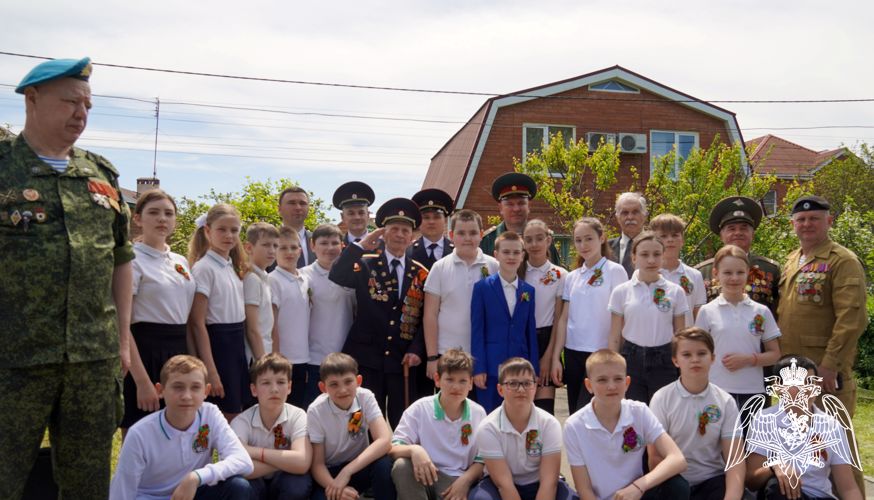 Росгвардейцы в Ростове-на-Дону поздравили с днем Победы ветерана Великой отечественной войны