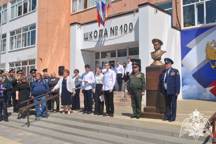 В ростовской школе № 100 открыли бюст Герою России генерал-полковнику Геннадию Трошеву