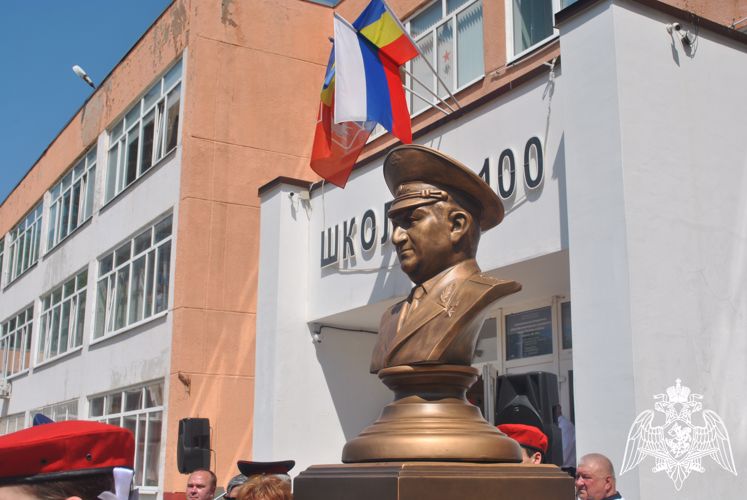 В ростовской школе № 100 открыли бюст Герою России генерал-полковнику Геннадию Трошеву