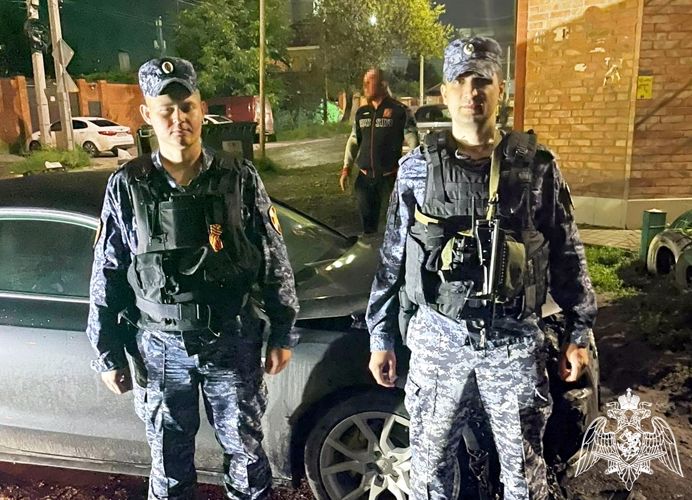 Загоревшийся автомобиль потушили росгвардейцы в Ростове-на-Дону