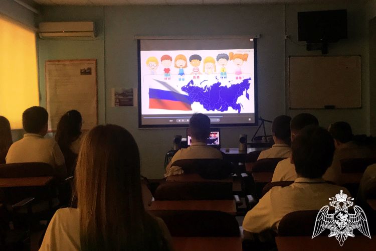 Уроки мужества для юнармейцев и школьников провели росгвардейцы в Ростове-на-Дону