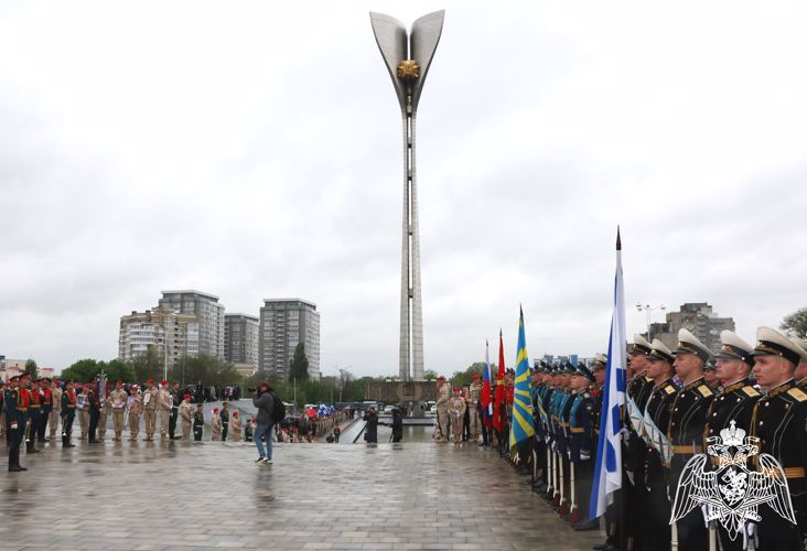 Представители Росгвардии возложили гирлянду Славы к мемориалу воинам-освободителям Ростова-на-Дону