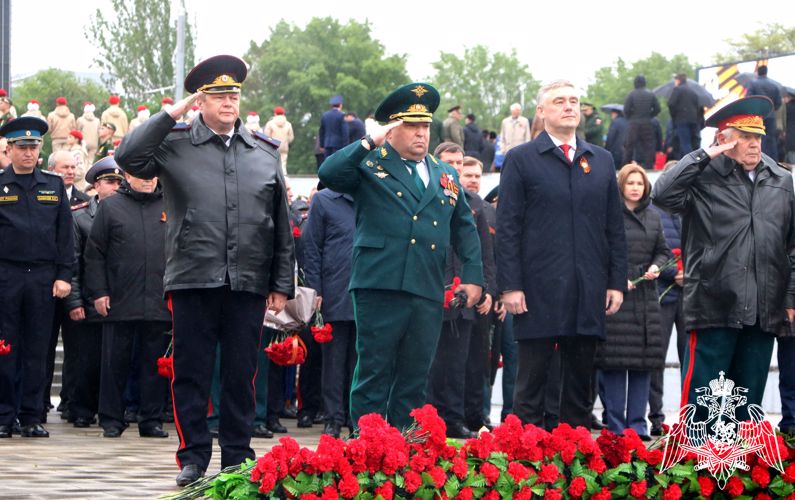 Представители Росгвардии возложили гирлянду Славы к мемориалу воинам-освободителям Ростова-на-Дону