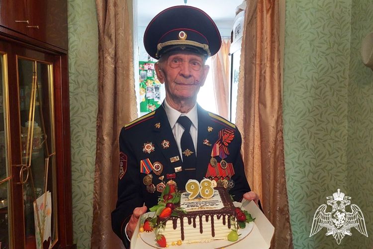 С 98-летием ветерана-фронтовика поздравили росгвардейцы в Ростове-на-Дону