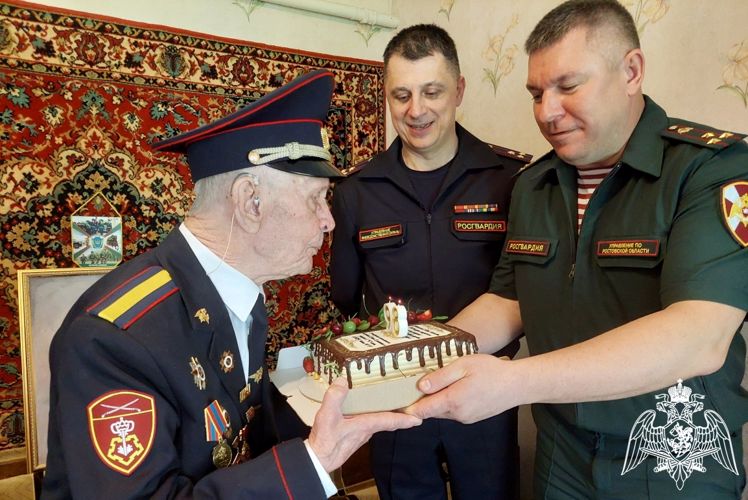 С 98-летием ветерана-фронтовика поздравили росгвардейцы в Ростове-на-Дону