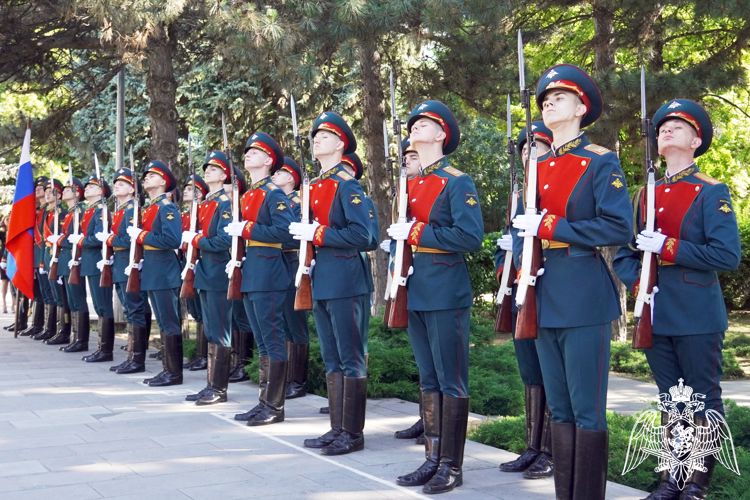 Память воинов, павших в годы Великой Отечественной войны, и жертв фашизма почтили росгвардейцы в Ростове-на-Дону