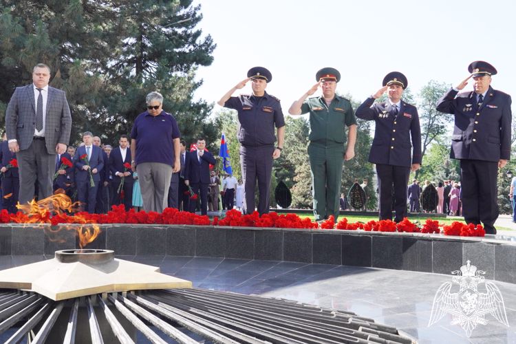 Память воинов, павших в годы Великой Отечественной войны, и жертв фашизма почтили росгвардейцы в Ростове-на-Дону