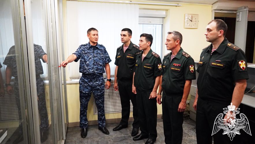 Офицеры Росгвардии встретились со слушателями военного университета 