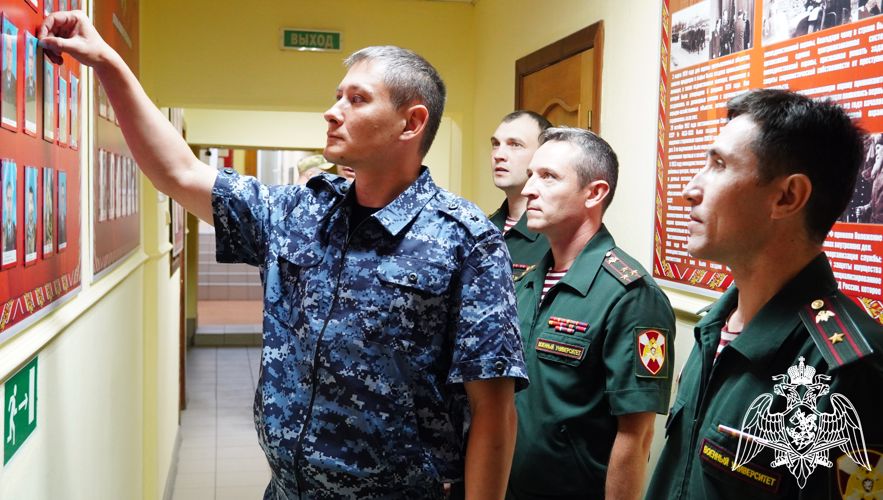 Офицеры Росгвардии встретились со слушателями военного университета 