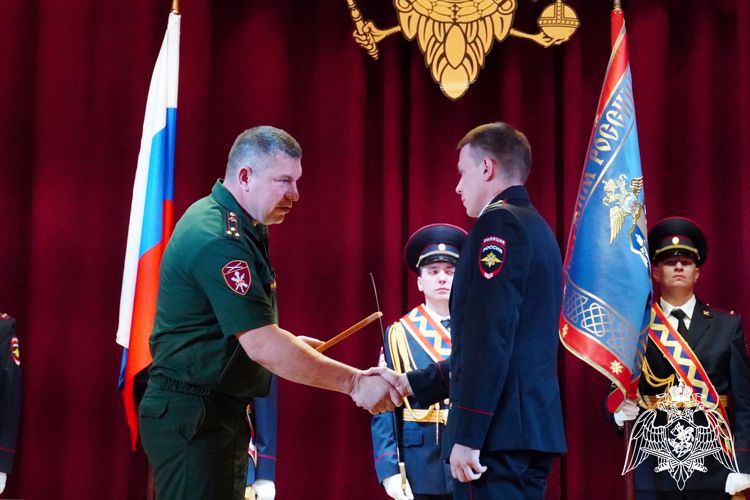 Представитель Росгвардии поздравил сотрудников ППС полиции с вековым юбилеем службы в Ростове-на-Дону