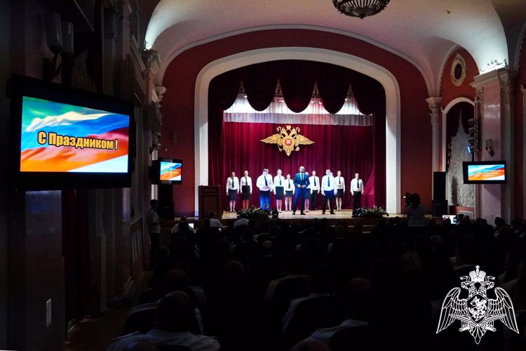 Представитель Росгвардии поздравил сотрудников ППС полиции с вековым юбилеем службы в Ростове-на-Дону