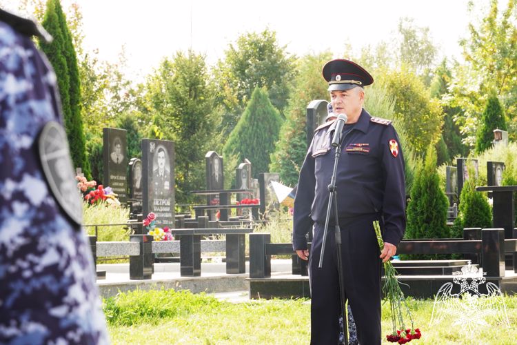 Память коллеги, погибшего при исполнении служебного долга, почтили росгвардейцы в Ростовской области 