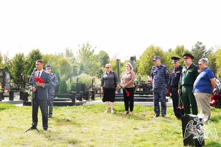 Память коллеги, погибшего при исполнении служебного долга, почтили росгвардейцы в Ростовской области 