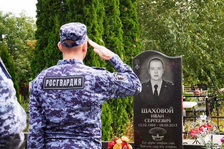 Память коллеги, погибшего при исполнении служебного долга, почтили росгвардейцы в Ростовской области 