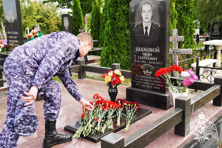 Память коллеги, погибшего при исполнении служебного долга, почтили росгвардейцы в Ростовской области 