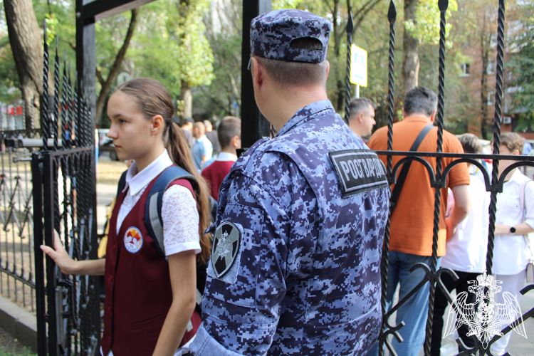 Безопасность празднования Дня знаний обеспечили росгвардейцы в Ростовской области