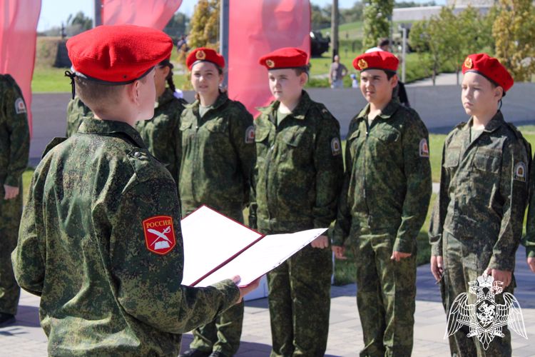 Учащиеся профильного класса Росгвардии присоединились к кадетскому братству в Ростовской области 