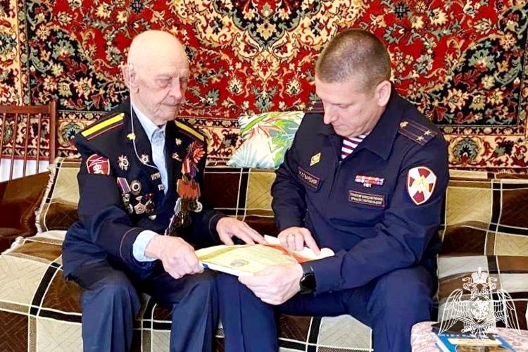 98-летнего ветерана с годовщиной образования вневедомственной охраны поздравили росгвардейцы в Ростове-на-Дону 