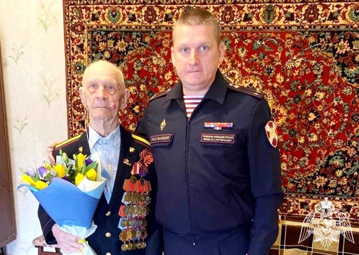 98-летнего ветерана с годовщиной образования вневедомственной охраны поздравили росгвардейцы в Ростове-на-Дону