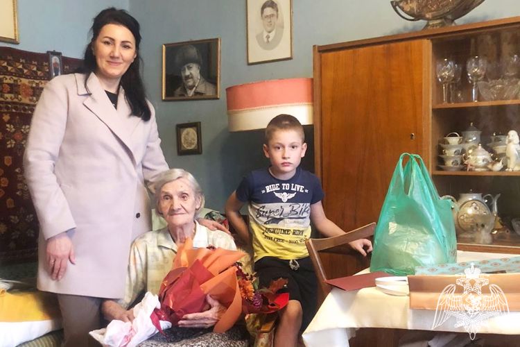 В Ростове-на-Дону представители Росгвардии поздравили с 97-летием вдову ветерана Великой Отечественной войны