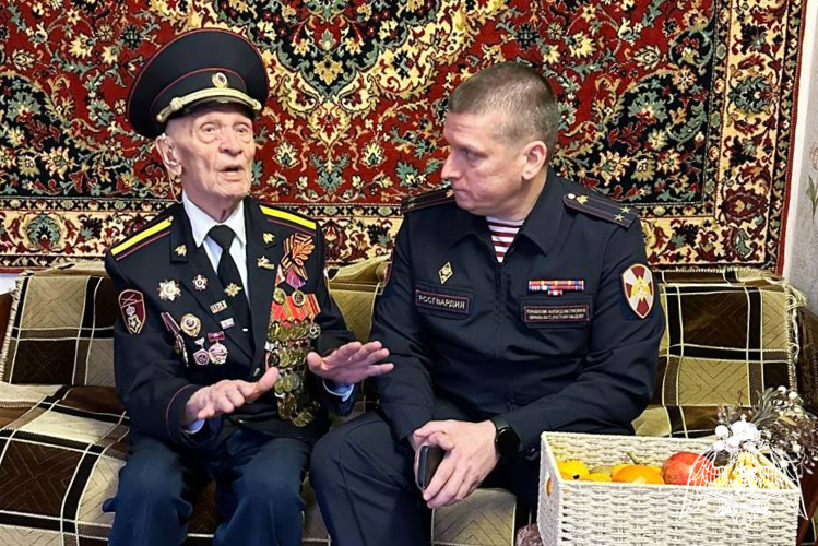 Росгвардейцы – участники акции «С Новым годом, ветеран!» навестили 98-летнего ветерана в Ростове-на-Дону