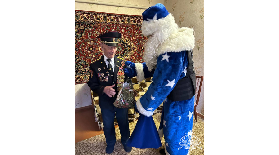Росгвардейцы – участники акции «С Новым годом, ветеран!» навестили 98-летнего ветерана в Ростове-на-Дону