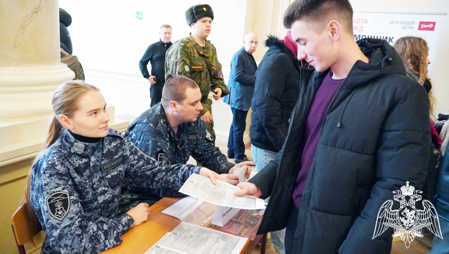 Представители Росгвардии приняли участие в ярмарке вакансий в донской столице