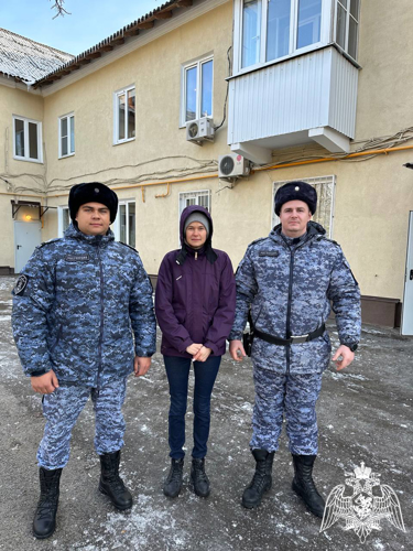 В Ростове-на-Дону росгвардейцы помогли жильцам дома, в котором произошел пожар (видео)
