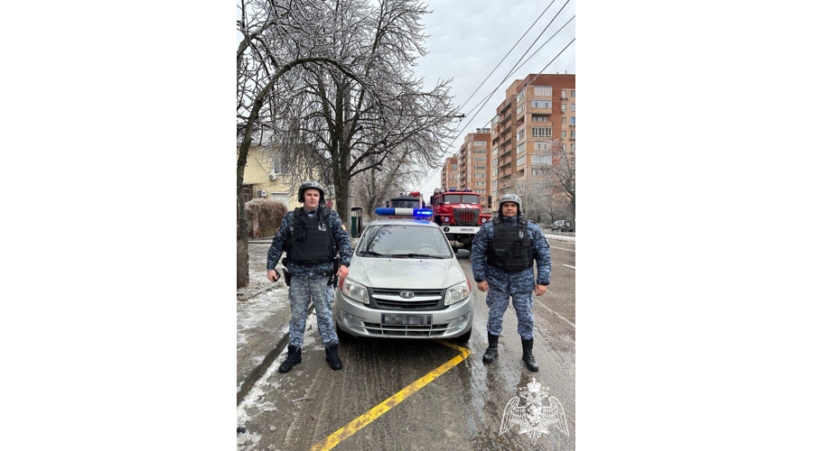 В Ростове-на-Дону росгвардейцы помогли жильцам дома, в котором произошел пожар (видео)