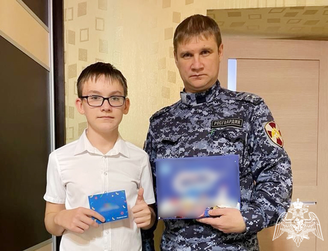 В Ростовской области росгвардейцы поздравили детей сослуживцев с Новым годом