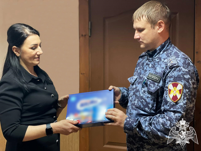 В Ростовской области росгвардейцы поздравили детей сослуживцев с Новым годом