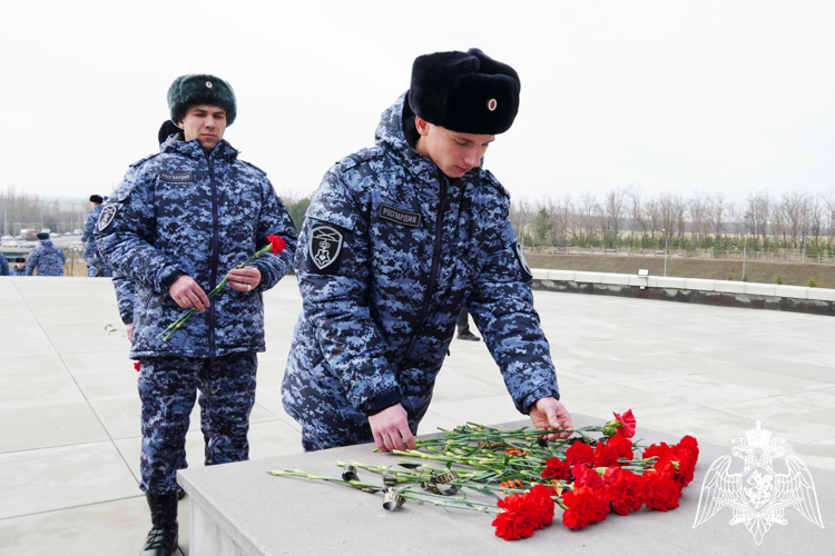 Дань уважения памяти подвигам воинов-интернационалистов отдали росгвардейцы в Ростовской области 