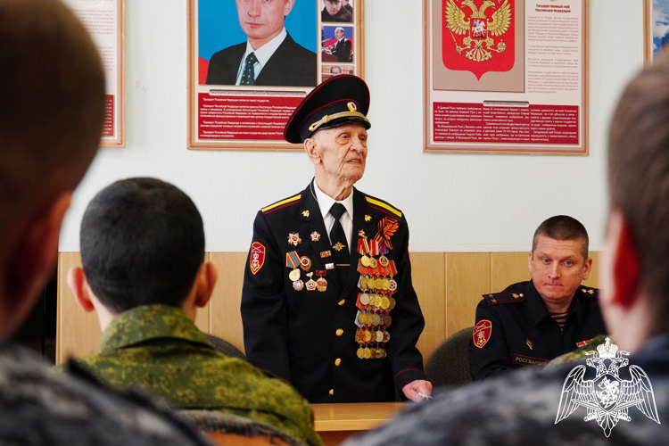 В преддверии Дня защитника Отечества юные дончане встретились с ветераном Великой Отечественной войны 