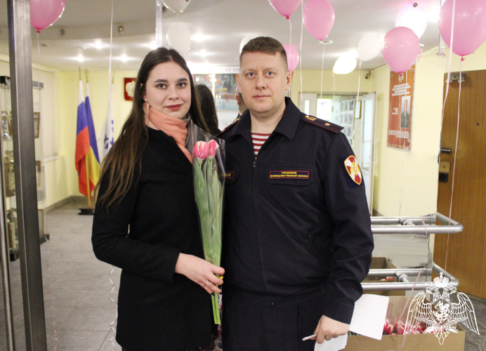 Росгвардейцы поздравили женщин с наступающим 8 марта в Ростовской области 