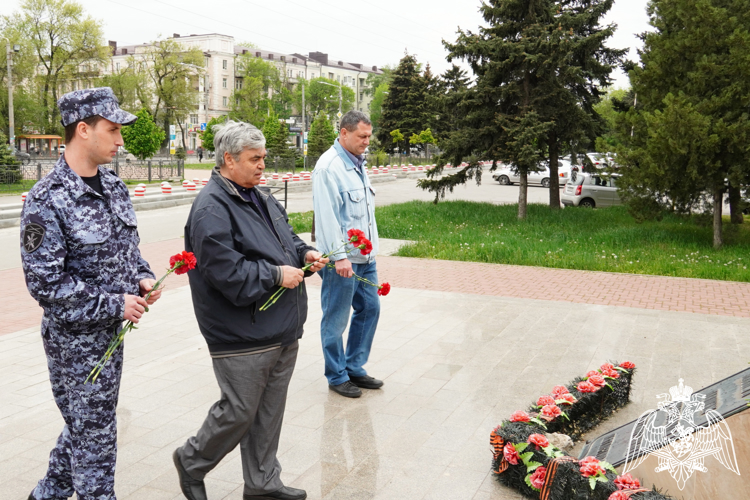 В Ростове-на-Дону росгвардейцы возложили цветы к мемориалу героям Чернобыльской Славы 