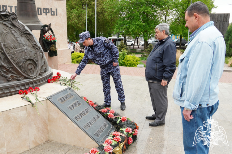 В Ростове-на-Дону росгвардейцы возложили цветы к мемориалу героям Чернобыльской Славы 
