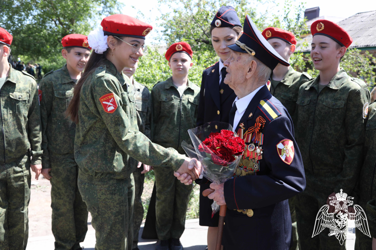 «Парад у дома ветерана» прошел для 98-летнего фронтовика Великой Отечественной войны в донской столице