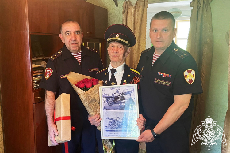 Представители Росгвардии поздравили ветерана-фронтовика с 99-летием в Ростове-на-Дону 