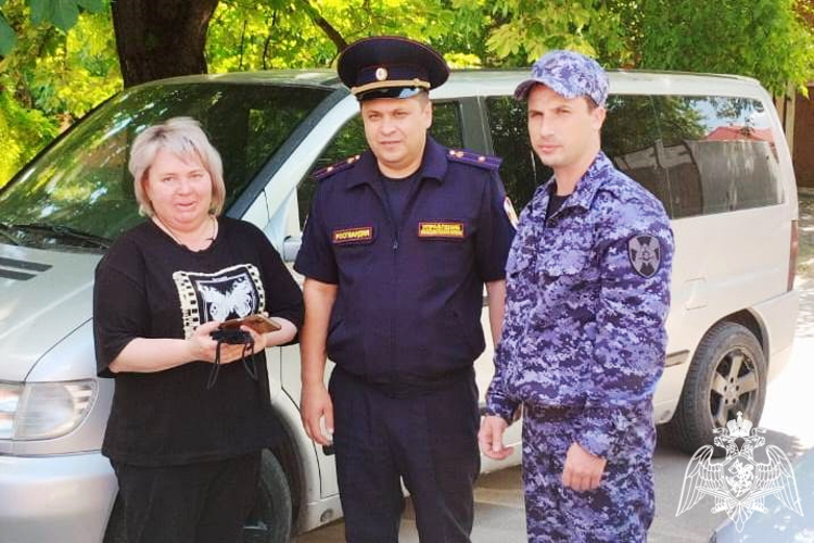 Росгвардейцы передали землю из братской могилы потомкам фронтовиков в Ростовской области